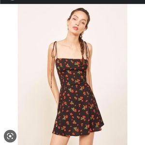 Reformation Preseley strawberry print dress size 8